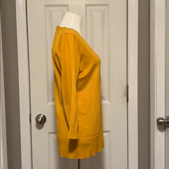 V neck gold sweater with quarter length sleeves - Picture 5 of 6